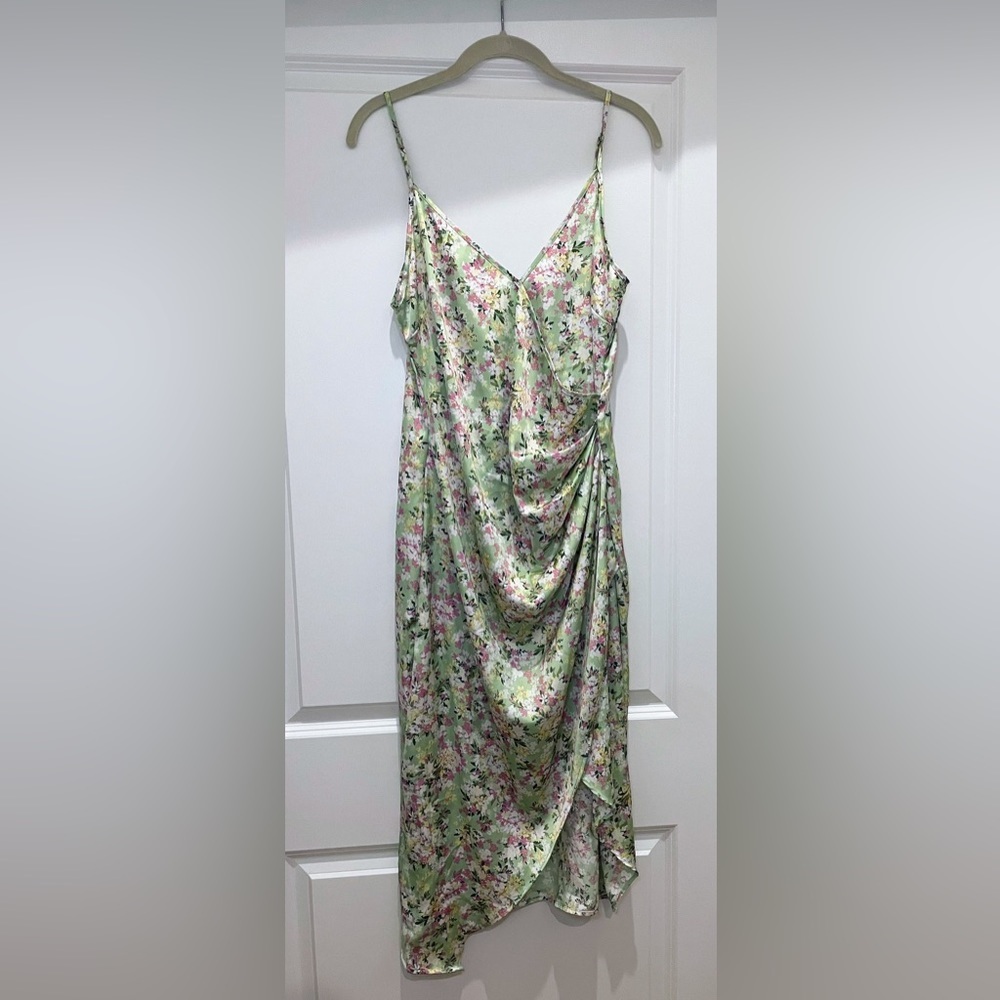 BCBGeneration | NWT Women’s Medium Floral Green V-Neck Asymmetrical Midi Dress